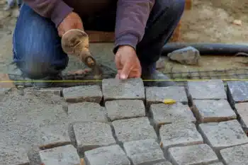 Pose de pavé à Dainville